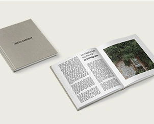 Quadratisches Fotobuch geöffnet und geschlossen mit Leineneinband